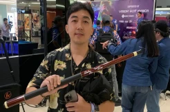 Erik Bawa Stick Biliar Seharga Rp9 Juta untuk Ditandatangani Juara Dunia Francisco Sanchez Ruiz