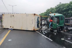 Truk Kontainer Terguling Melintang di Tol Cakung Arah Bintara