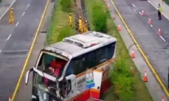 Brak! Bus Tabrak Truk...