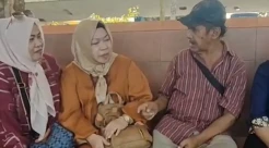 Viral! Emak-emak Temukan Mantan Guru SD yang Mengamen di Terminal Tawang Alun Jember