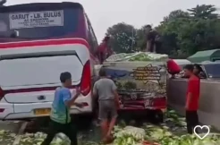 Tabrakan Beruntun Bus...