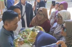 Rumah Pegi Setiawan Terus Didatangi Warga, Rombongan Emak-emak Indramayu Bawa Tumpeng