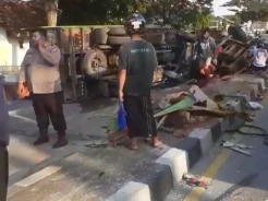 2 Truk Pengangkut Peralatan Seni Sandiwara Kecelakaan di Jalur Pantura, 1 Tewas dan 6 Luka-luka