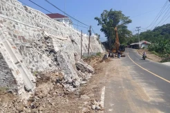 Awas! Tembok Penahan Tebing RSUD Cilograng Lebak Ambrol Ancam Pengendara Lalu Lintas