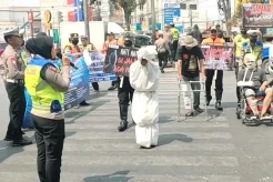 Sosialisasi Operasi Patuh Jaya 2024, Polrestro Bekasi Libatkan Pocong