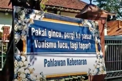Karangan Bunga Sindiran Vonis Bebas Ronald Tannur Banjiri PN Surabaya
