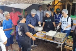 Park Hyatt-MNC Peduli Salurkan Makanan Hotel ke Menteng Pulo, Warga: Sering-sering Ya