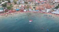 HUT ke-79 RI, Lanal Gorontalo Bentangkan Bendera Merah Putih 200 Meter di Pantai Hiu Paus Botubarani