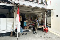 Kritisi PP 28/2024, Pedagang Kecil di Jakarta Kibarkan Bendera Setengah Tiang