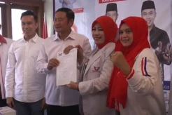 Pilkada Lamongan, Partai Perindo Serahkan Rekomendasi ke Yuhronur - Dirham