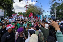 Daftar ke KPU NTB, Ribuan Warga Iringi Pendaftaran Rohmi-Firin