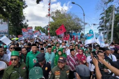 Rohmi-Firin Diantar Ribuan Emak-emak Jilbab Hijau Daftar ke KPU NTB
