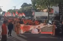 Ribuan Simpatisan dan Pengurus Partai Kawal Pendaftaran Bang-Ipat ke KPU Jembrana