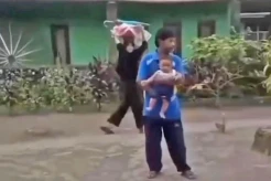 Momen Warga Merekam...