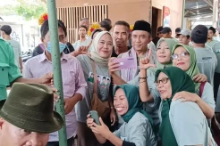 Momen Cabup Lombok Timur Luthfi-Wahid Jadi Rebutan Swafoto dari Para Relawan