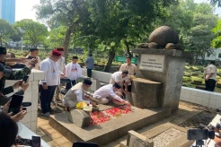 Ridwan Kamil-Suswono Ziarah ke Makam MH Thamrin di Karet Bivak