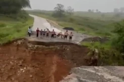 Jembatan Penghubung Desa Hambalang-Babakan Madang di Puncak 2 Bogor Terputus Terbawa Arus Sungai