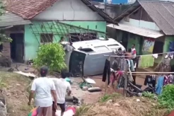 Minibus Terjun Menimpa Rumah Warga di Bogor, Lansia Tewas