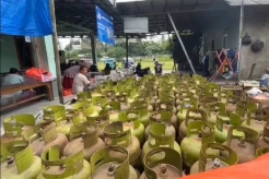 Kelangkaan Gas Elpiji 3 Kg di Banten: Warga Antre, Keliling Wilayah, hingga Terpaksa Pakai Kayu Bakar