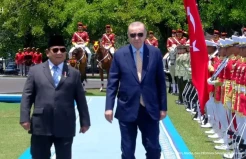 Momen Presiden Prabowo Ajak Erdogan Inspeksi Pasukan di Istana Bogor