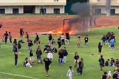 Laga Persela vs Persijap Berakhir Ricuh, Suporter Anarkis Bakar Gawang dan Rusak Stadion