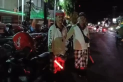 Kerukunan Umat Beragama saat Ramadan: Pecalang Jaga Amankan Salat Tarawih di Bali