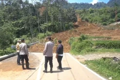 Jalan Utama Puncak Dua Tertutup Longsor, Pengendara Diminta Cari Jalan Alternatif
