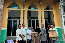 DPD Partai Perindo Tapanuli Utara Bagi-bagi Takjil ke Jemaah Masjid Baitul Rahman