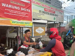 Alfamart, WINGS Group, dan Bank Aladin Bagikan 54.000 Paket Berbuka Lewat Program Warteg Gratis