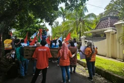 Massa Buruh Geruduk Rumah Pendiri PT Sritex Tuntut Pembayaran THR