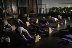 Sensasi Yoga Ditemani Lilin dan Cahaya Bulan di Park Hyatt Jakarta saat Earth Hour 2025
