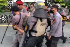 Unjuk Rasa Tolak UU TNI di Sukabumi Rusuh, Massa dan Polisi Bentrok