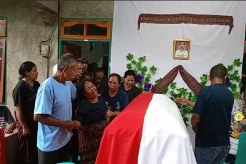 Tangis Histeris Sambut Jenazah Rosalina Rerek Sogen, Guru Korban Kekejaman KKB Papua
