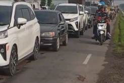 Jalur Ketanggungan Prupuk Macet 5 Km, Kendaraan Pemudik Terjebak di Jalan Tikus yang Berbatu dan Berlumpur