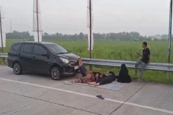 Rest Area Tol Pejagan-Pemalang Membeludak, Pemudik Tidur di Bahu Jalan