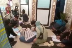 Samsat Kabupaten Bogor Membeludak, Warga Menulis Berkas di Lantai