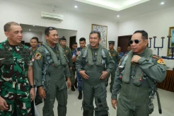 Panglima TNI dan KSAD Dianugerahi Wing Kehormatan Penerbang Kelas 1 TNI AU