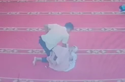 Ngaku Dengar Bisikan Gaib, Pria Nekat Pakai Mukena Salat di Saf Perempuan Masjid Mataram