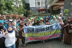 Massa Geruduk Fakultas Kehutanan, UGM Diminta Jujur soal Ijazah Jokowi