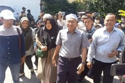 TPUA Geruduk Rumah Jokowi di Solo, Minta Klarifikasi Ijazah Asli UGM