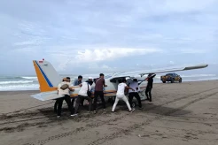 Pesawat Capung Mendarat Darurat di Pantai Pangandaran Akibat Gagal Mesin