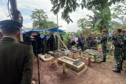 Tangis Keluarga dan Kerabat Iringi Prosesi Pemakaman Mayor Cpl Anda Rohana