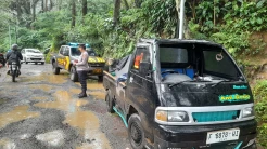 Mobil Pikap Terjun ke Jurang di Bogor, 4 Orang Luka-luka