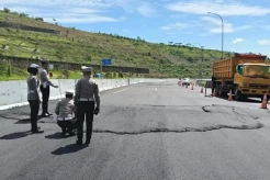 Tol Cisumdawu KM 177 Retak dan Amblas, Kendaraan Dialihkan ke Jalur Lambat