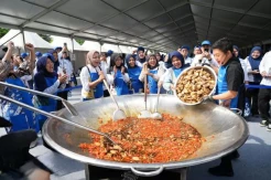 Dapur Kolaborasi Bobon Santoso: Memasak Besar, Menginspirasi Nasabah PNM Mekaar