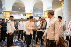 Jokowi Salat Iduladha di Graha Saba Buana, Gibran dan Jan Ethes di Masjid Raya Sheikh Zayed