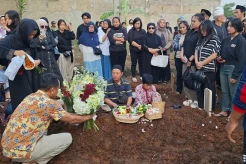 Desainer Hengki Kawilarang Dimakamkan di Kabupaten Bandung, Keluarga Tak Kuasa Menahan Tangis