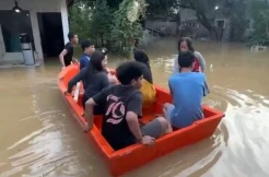 Banjir 1 Meter Lebih, Warga Bidara Cina Jakarta Dievakuasi Naik Perahu