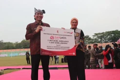 Bank Jatim Serahkan Bantuan Mobil Ambulans hingga Beasiswa di Bojonegoro