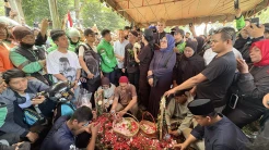 Pemakaman Affan Kurniawan yang Dilindas Rantis Penuh Haru, Driver Ojol Kenakan Jaket Hijau Sambil berdoa